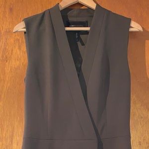 xs olive bcbgmaxazria dress
length hits a little below the knees